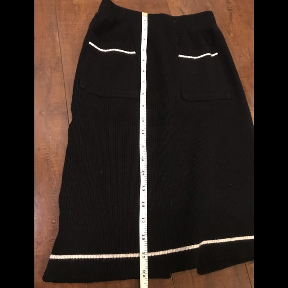 Black/White V-neckline Sweater and Skirt Knit Set - Picture 10 of 13